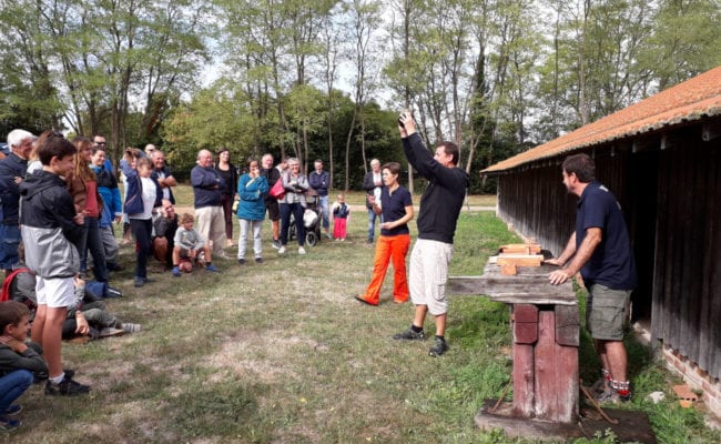 La tuile rit