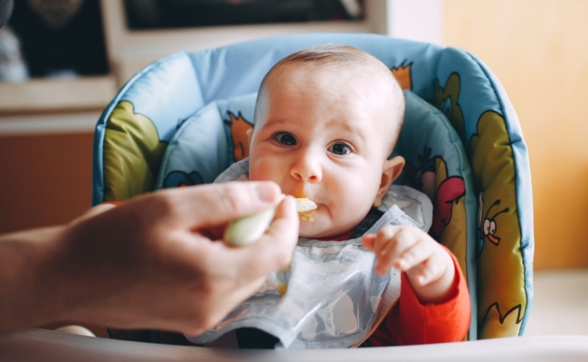 Bébé passe à table : des ateliers pour guider les parents